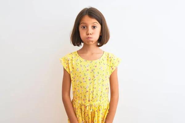 Jong Mooi Kind Meisje Draagt Gele Bloemenjurk Staande Geïsoleerde Witte — Stockfoto
