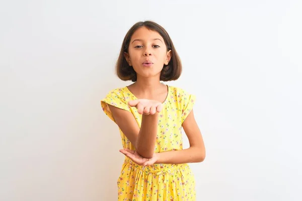 Giovane Bella Bambina Indossa Abito Floreale Giallo Piedi Sfondo Bianco — Foto Stock