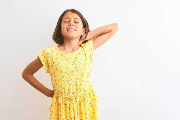 Jeune Belle Enfant Fille Portant Une Robe Florale Jaune Debout — Photo