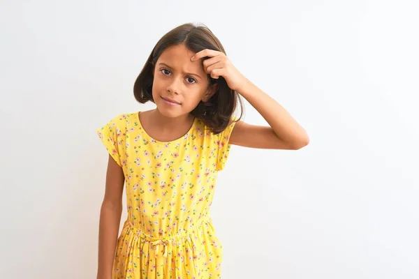 Jong Mooi Kind Meisje Draagt Gele Bloemenjurk Staan Geïsoleerde Witte — Stockfoto