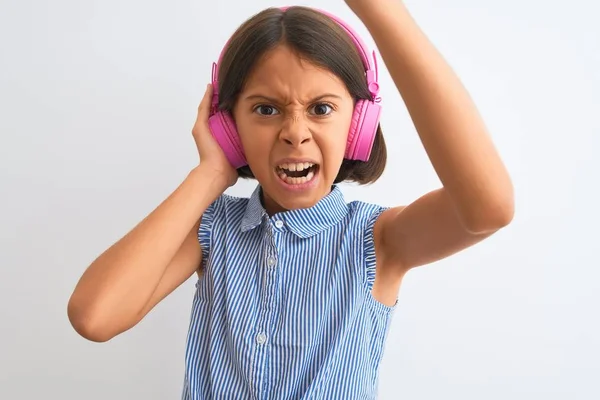 Bella Bambina Ascoltando Musica Utilizzando Cuffie Sfondo Bianco Isolato Infastidito — Foto Stock