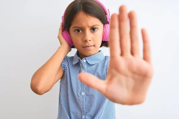 Bella Bambina Ascoltando Musica Utilizzando Cuffie Sfondo Bianco Isolato Con — Foto Stock