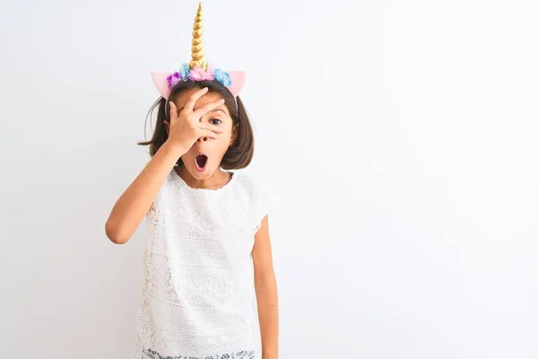 Belle Enfant Fille Portant Diadème Licorne Debout Sur Fond Blanc — Photo