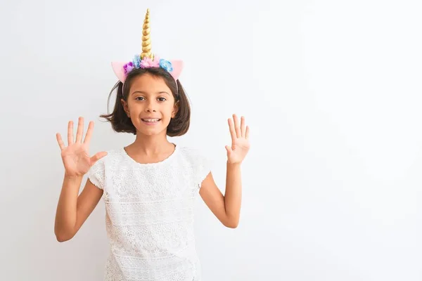 Bella Bambina Indossa Diadema Unicorno Piedi Sopra Isolato Sfondo Bianco — Foto Stock