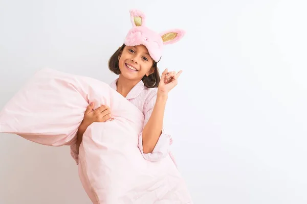 Děvčátko Masce Spánku Pyžamu Drží Polštář Nad Izolovaným Bílým Pozadím — Stock fotografie