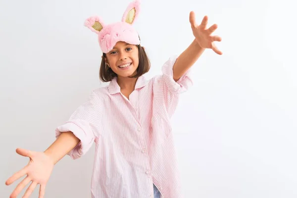 Schöne Kindermädchen Mit Schlafmaske Und Pyjama Vor Isoliertem Weißen Hintergrund — Stockfoto