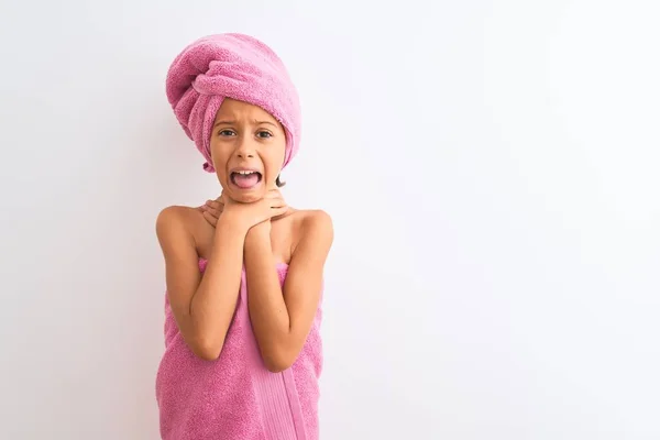 Hermosa Niña Usando Toalla Ducha Después Del Baño Pie Sobre — Foto de Stock