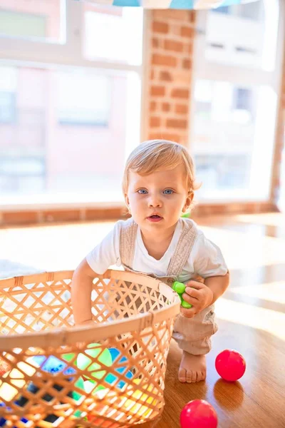 Adorable Niño Rubio Jugando Alrededor Montón Juguetes Jardín Infantes — Foto de Stock