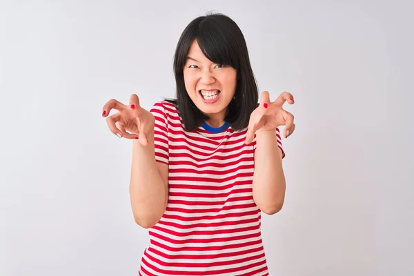 年轻美丽的中国女人穿着红色条纹T恤 披着孤立的白色背景 笑着像猫一样做爪子动作 咄咄逼人而性感 — 图库照片