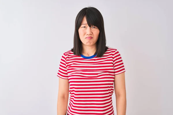 Junge Schöne Chinesin Trägt Rot Gestreiftes Shirt Über Isoliertem Weißem — Stockfoto