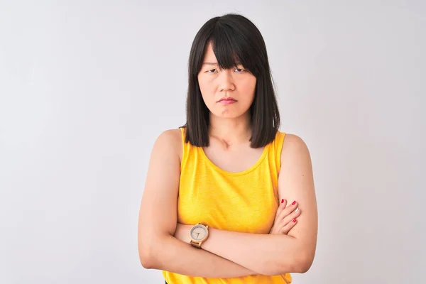 Junge Schöne Chinesin Gelbem Shirt Über Isoliertem Weißem Hintergrund Skeptisch — Stockfoto