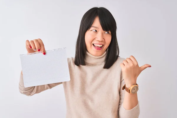 Jonge Mooie Chinese Vrouw Met Notebook Geïsoleerde Witte Achtergrond Wijzen — Stockfoto