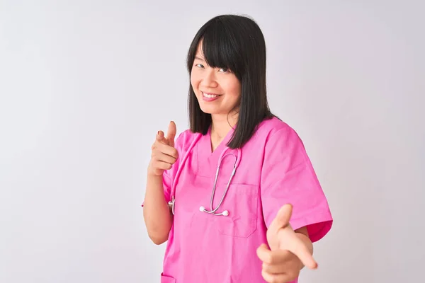 Mladý Krásný Čínský Zdravotní Sestra Žena Sobě Stetoskop Přes Izolované — Stock fotografie