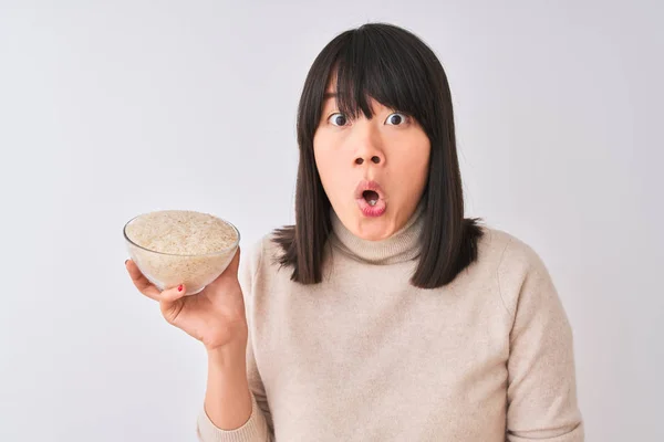 Joven Mujer China Hermosa Sosteniendo Tazón Con Arroz Sobre Fondo — Foto de Stock