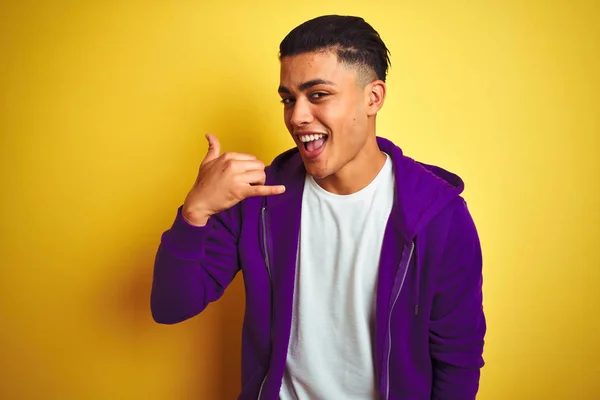 Молодий Бразіліан Одягнений Фіолетову Сорочку Стоїть Над Жовтим Фоном Посміхаючись — стокове фото