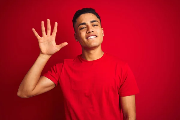 Junger Brasilianischer Mann Shirt Vor Isoliertem Rotem Hintergrund Der Mit — Stockfoto