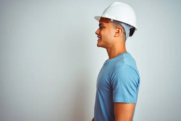 Jeune Ingénieur Brésilien Homme Portant Casque Sécurité Debout Sur Fond — Photo