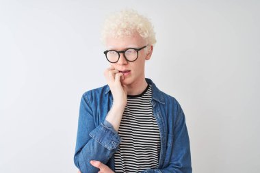 Kot gömlek ve gözlük takan genç albino sarışın adam izole edilmiş beyaz arka planda yorgun ve bunalımlı görünmekten sıkılmış görünüyordu..