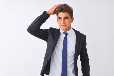 İzole edilmiş beyaz arka planda duran takım elbiseli genç yakışıklı iş adamı soru sormayı merak ediyor. Şüpheyle kararsız, kafa kafaya düşünerek. Düşünceli kavram.