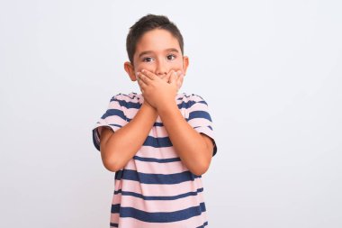 Güzel çocuk, izole edilmiş beyaz arka planda duran sıradan çizgili tişört giyiyordu. Ağzı yanlışlıkla ellerle kapatıyordu. Gizli konsept.