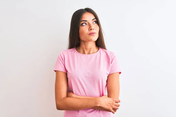 Mladá Krásná Žena Sobě Růžové Ležérní Tričko Stojící Nad Izolovaným — Stock fotografie