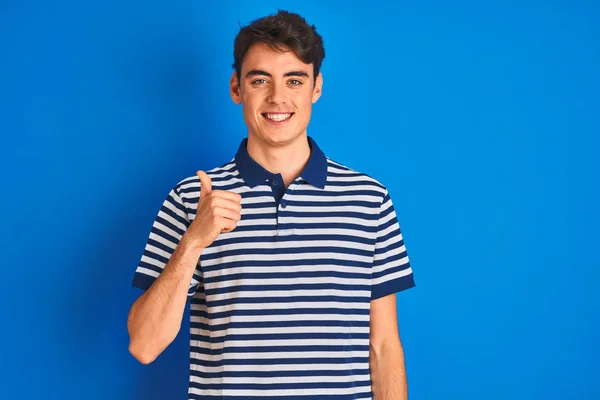 Adolescente Niño Vistiendo Casual Camiseta Pie Sobre Fondo Azul Aislado — Foto de Stock