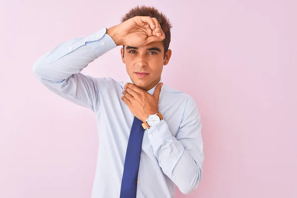 Mladý Pohledný Obchodník Košili Kravatě Stojící Nad Izolovaným Růžovým Pozadím — Stock fotografie