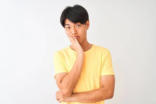 Hombre Chino Con Camiseta Casual Amarilla Pie Sobre Fondo Blanco — Foto de Stock