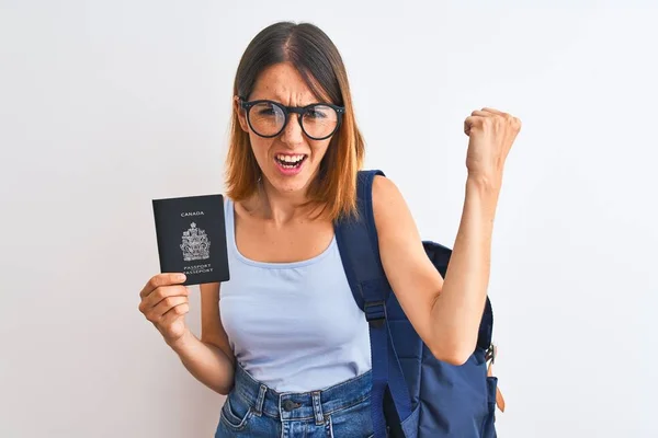 Mulher Estudante Ruiva Bonita Vestindo Mochila Segurando Passaporte Canadá Irritado — Fotografia de Stock