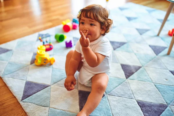 Bella Bambina Bambina Che Gioca Con Giocattoli Sul Tappeto — Foto Stock