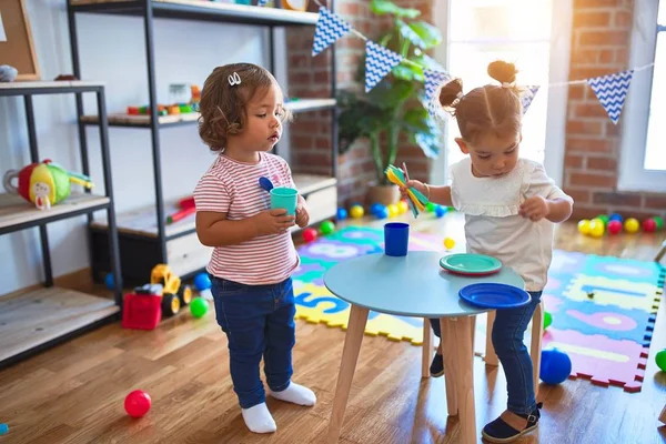Förtjusande Småbarn Som Leker Med Mat Plast Och Bestick Dagis — Stockfoto