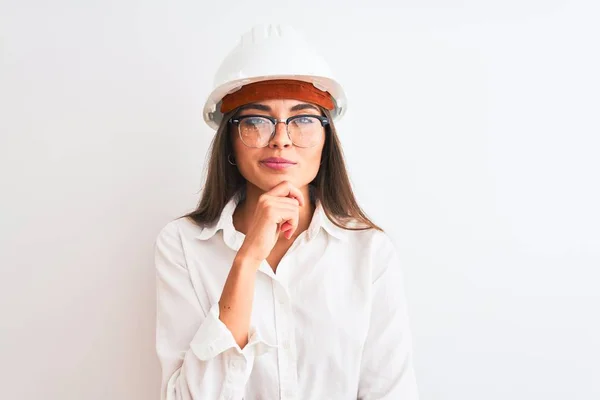 Jonge Mooie Architect Vrouw Dragen Helm Bril Geïsoleerde Witte Achtergrond — Stockfoto