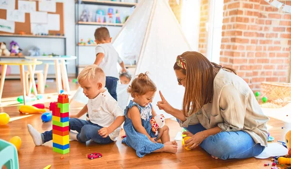 Schöne Lehrerin Und Kleinkindgruppe Spielen Kindergarten Viel Spielzeug — Stockfoto