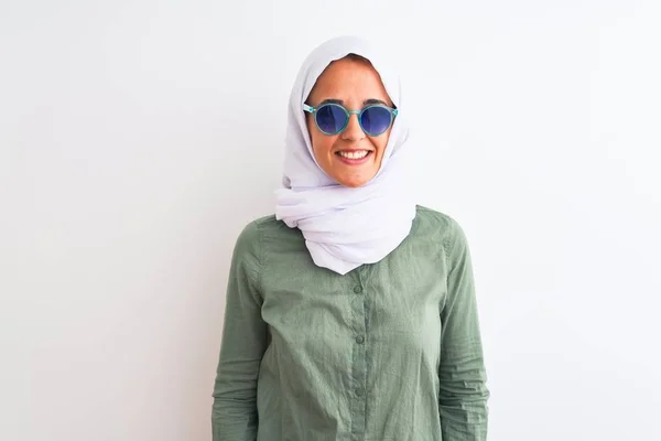 Junge Arabische Frau Mit Hijab Und Sommersonnenbrille Vor Isoliertem Hintergrund — Stockfoto