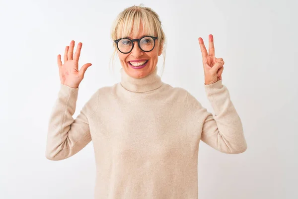 中年妇女身穿高领毛衣 戴着眼镜 戴在孤立的白色背景上 带着七号手指指尖 面带微笑 自信而快乐 — 图库照片