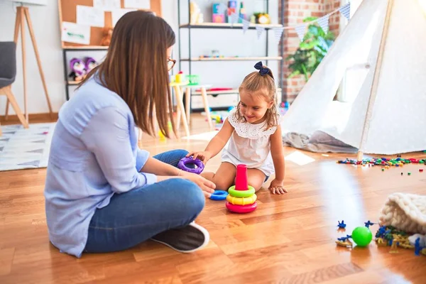 白人の女の子の子供は女教師と遊び場で遊んで学びます Mother Daughter Playroom Playing Inteligence Toys — ストック写真