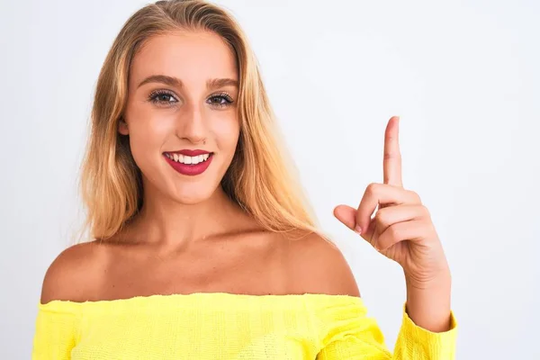 Jovem Mulher Bonita Vestindo Camiseta Amarela Sobre Fundo Branco Isolado — Fotografia de Stock