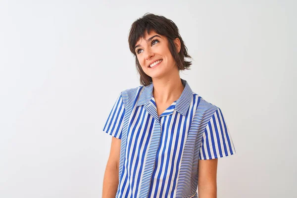 Mulher Bonita Nova Vestindo Camisa Listrada Azul Sobre Fundo Branco — Fotografia de Stock