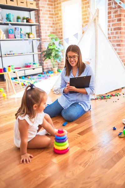 Young Therapist Woman Speaking Treating Child Counselor Behaviour Correction Pedagogue — Stock Photo, Image