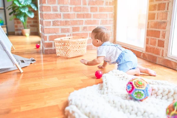 Anaokulunda Renkli Toplarla Battaniyenin Üzerinde Emekleyen Güzel Bir Çocuk — Stok fotoğraf