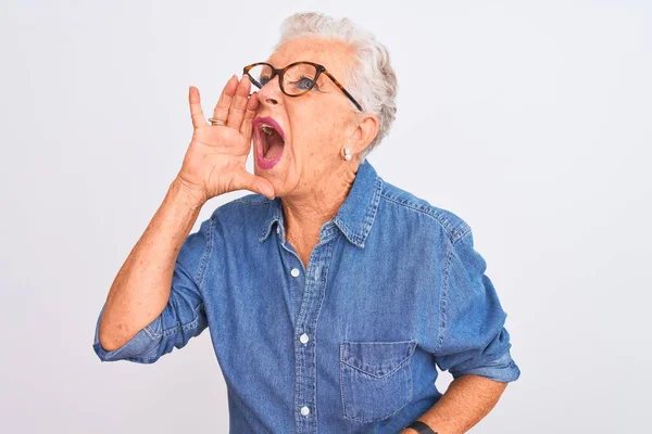 Senior Gråhårig Kvinna Bär Denim Skjorta Och Glasögon Över Isolerade — Stockfoto