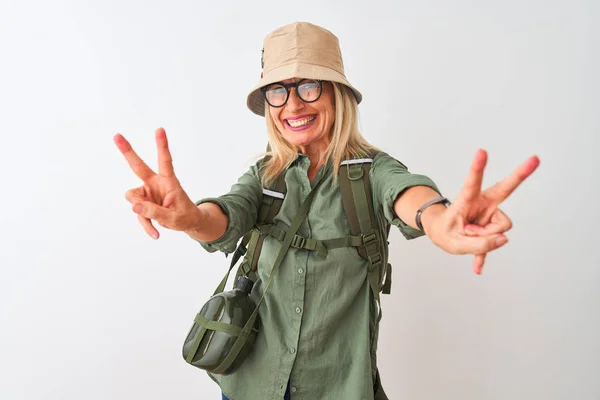 Wanderin Mittleren Alters Mit Rucksackmütze Und Kantinenbrille Vor Isoliertem Weißen — Stockfoto