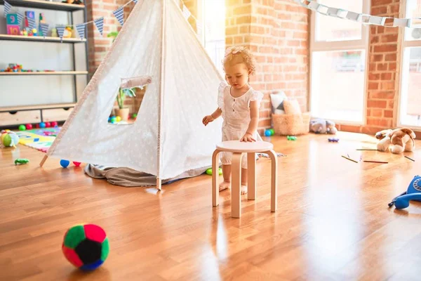 Schöne Kaukasische Säugling Spielt Mit Spielzeug Bunten Spielzimmer Fröhlich Und — Stockfoto