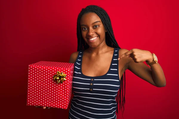 Joven Mujer Afroamericana Sosteniendo Regalo Cumpleaños Pie Sobre Fondo Rojo — Foto de Stock