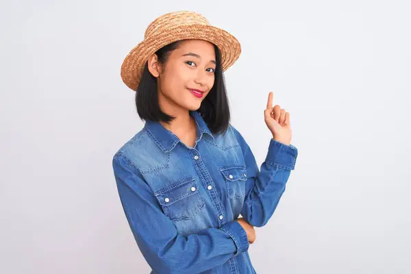 Jonge Mooie Chinese Vrouw Draagt Denim Shirt Hoed Geïsoleerde Witte — Stockfoto