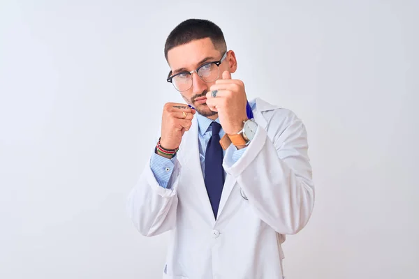 Młody Lekarz Noszący Stetoskop Odizolowanym Tle Gotowy Walki Gestem Obrony — Zdjęcie stockowe