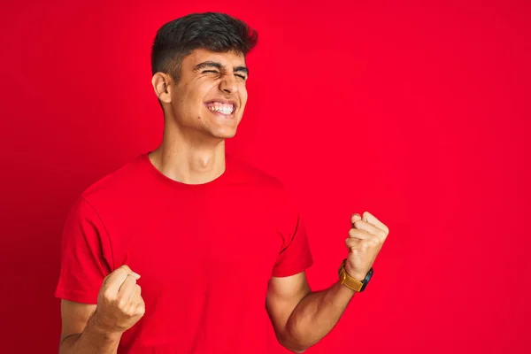 Jeune Homme Indien Portant Shirt Debout Sur Fond Rouge Isolé — Photo