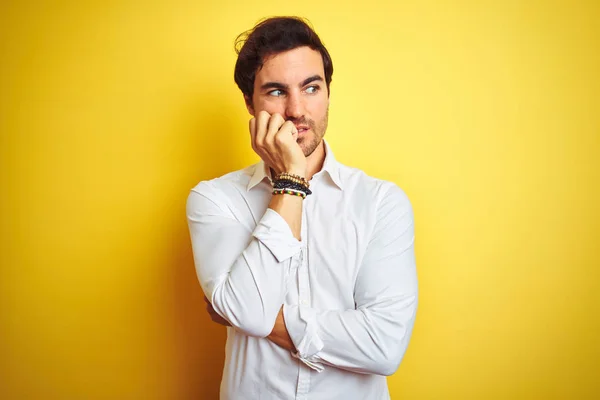 Junger Gutaussehender Geschäftsmann Elegantem Hemd Das Vor Isoliertem Gelben Hintergrund — Stockfoto