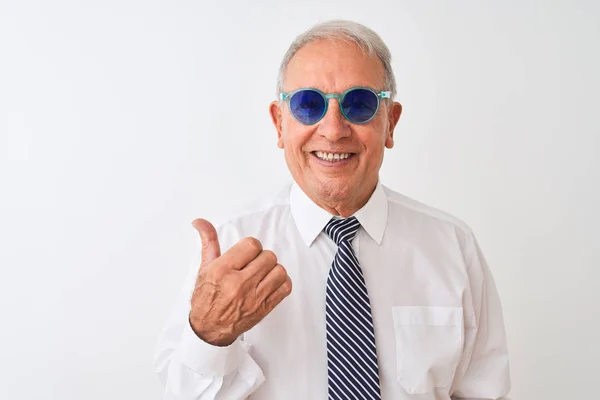 Starší Šedovlasý Podnikatel Nosí Kravatu Sluneční Brýle Přes Izolované Bílé — Stock fotografie
