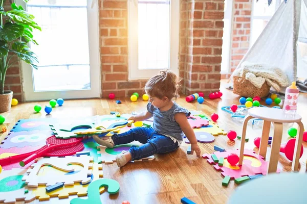 Vackra Barn Sitter Golvet Och Leker Med Byggstenar Leksak Dagis — Stockfoto